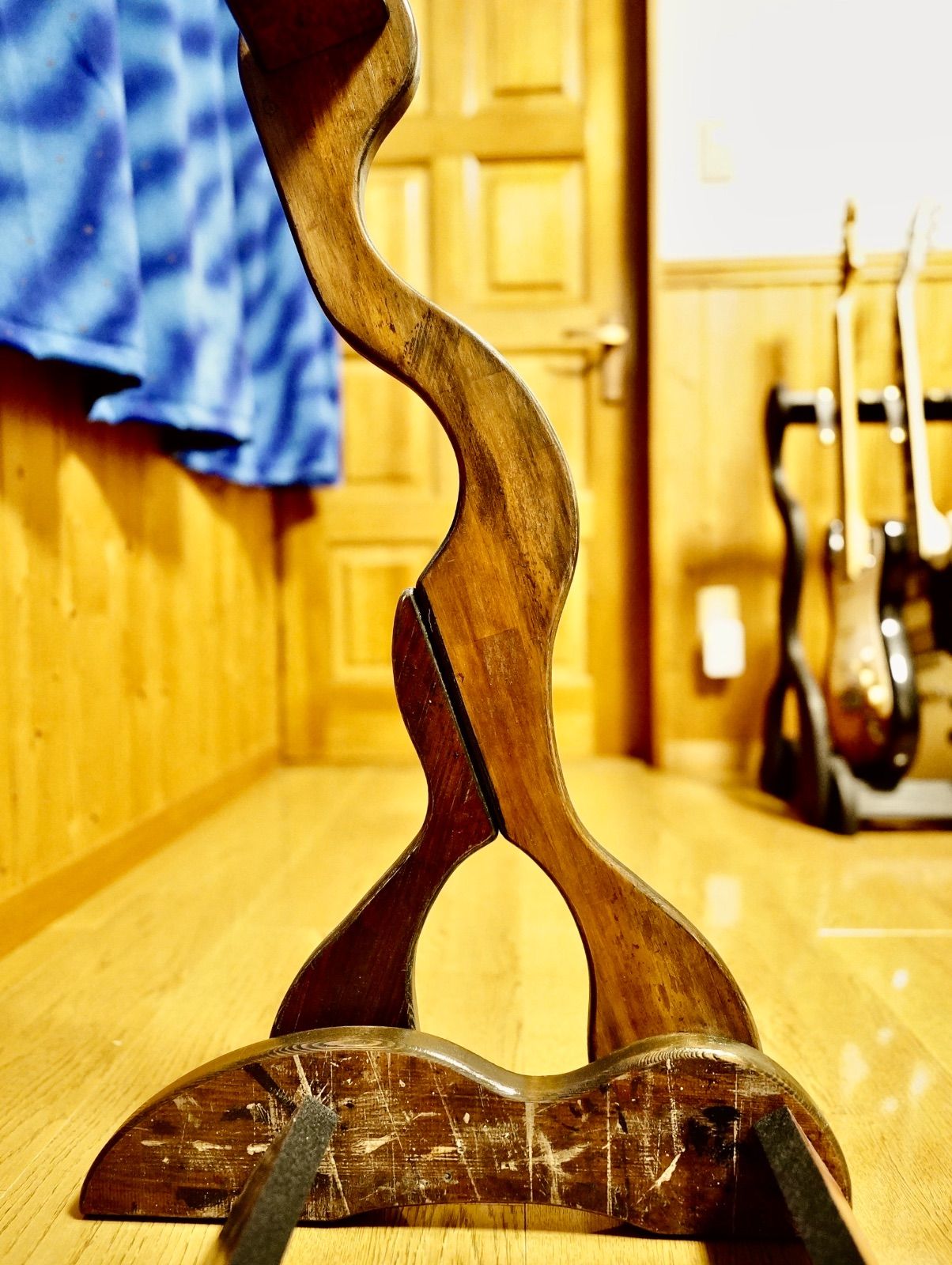 木製ギタースタンド 斑仕上げ