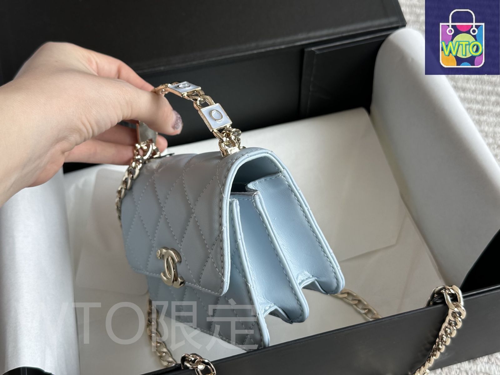 今日特価】Chanel 22s Enamel Handle Pouch エナメルハンドル