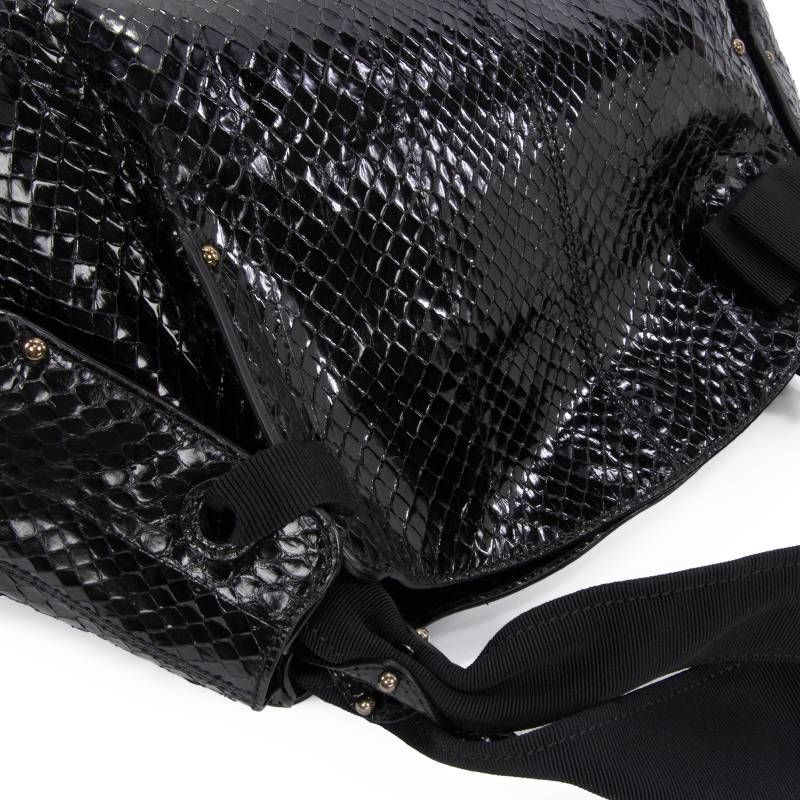 美品●フェラガモ　ハンドバッグ　ヴァラリボン　裏地総柄　リザード　レザー　黒色 本物 送料無料 フェラガモ ハンドバッグ レディース パイソン