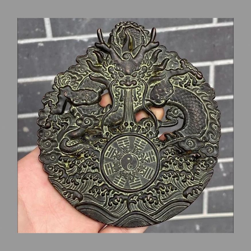 骨董品秘蔵伝世黒油老包糊両面龍紋彫刻山鬼八卦トークン風水吉語