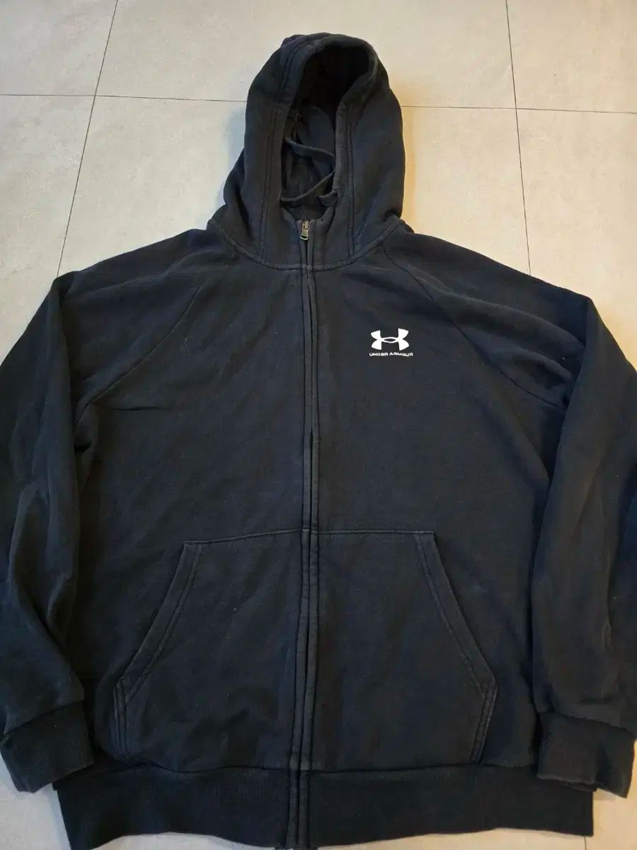 UNDER ARMOUR(アンダーアーマー) 黒 フード付き ジップアップ