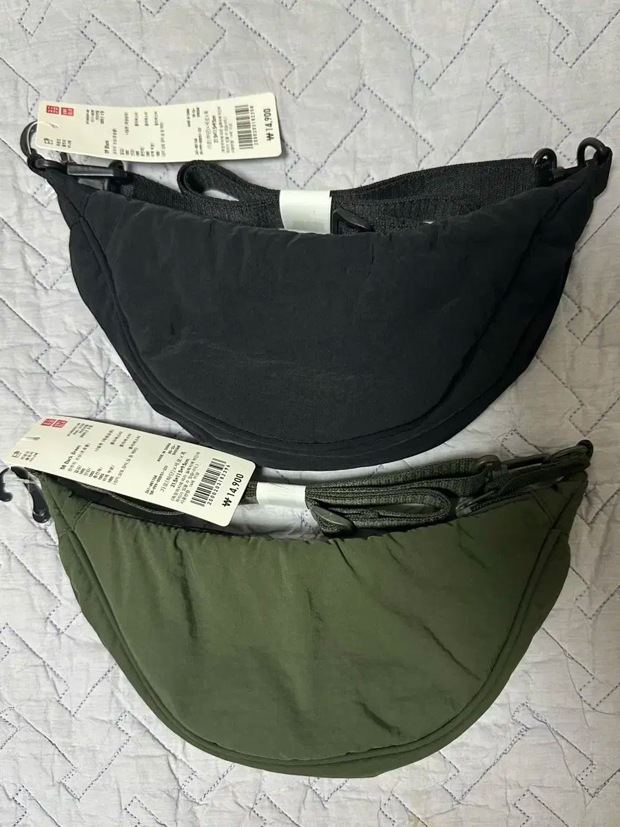 UNIQLO(ユニクロ) 半月 形 ミニ ショルダーバッグ 2 犬 新品 ユニクロ2023年秋冬 前編】 ヒット