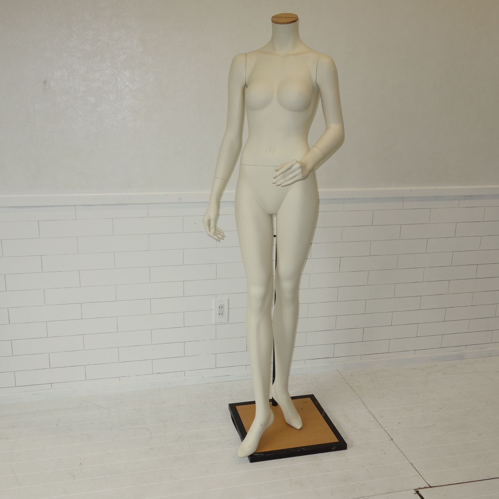 レディースマネキン 全身マネキン 腕付き アパレル 什器 リアルマネキン ホワイト 店舗 ９号 Ｓ136