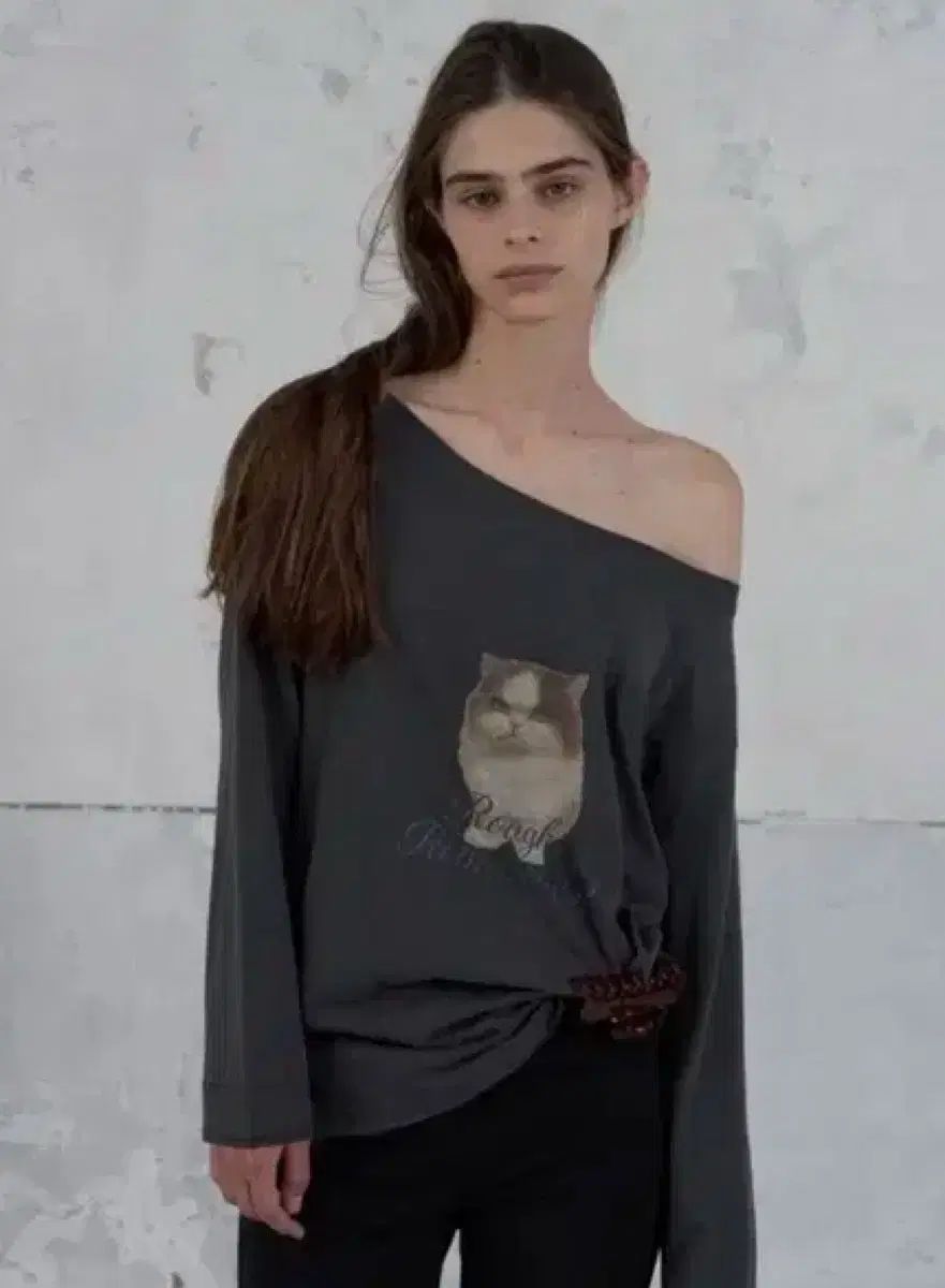 ポエト ロマンティスト ハローキティ Tシャツ チャコール