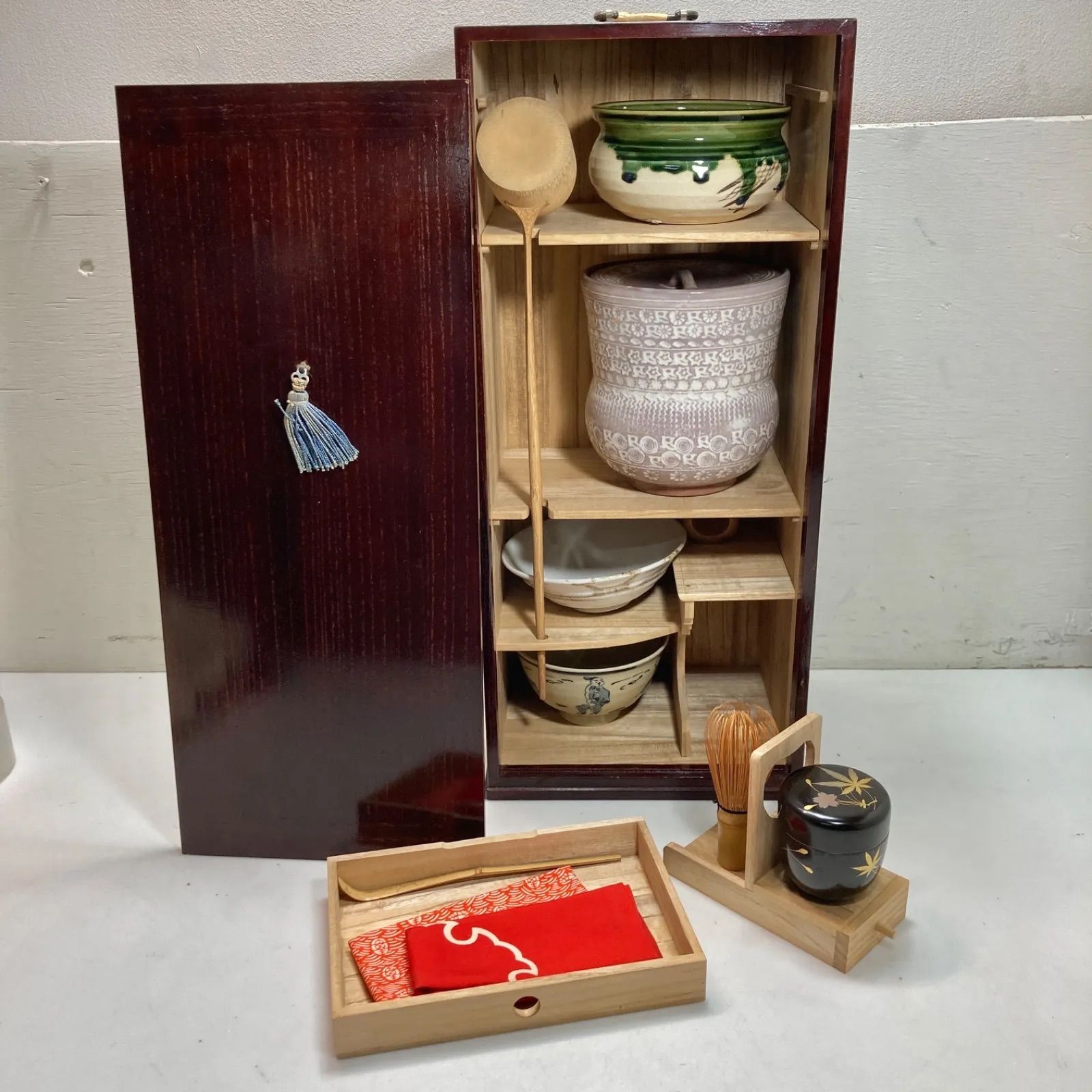☆木箱入り 茶道具セット 柄杓、水差し、茶杓、棗、茶せん、袱紗、茶碗 