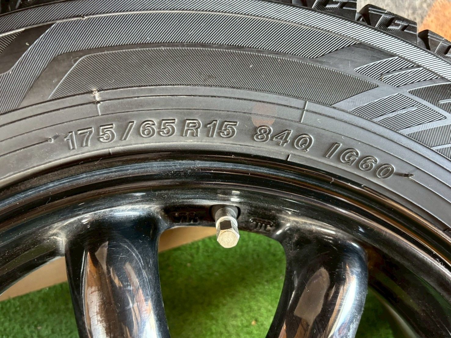☆トヨタ アクア NHP10 スタッドレスタイヤホイールセット 175/65R15 