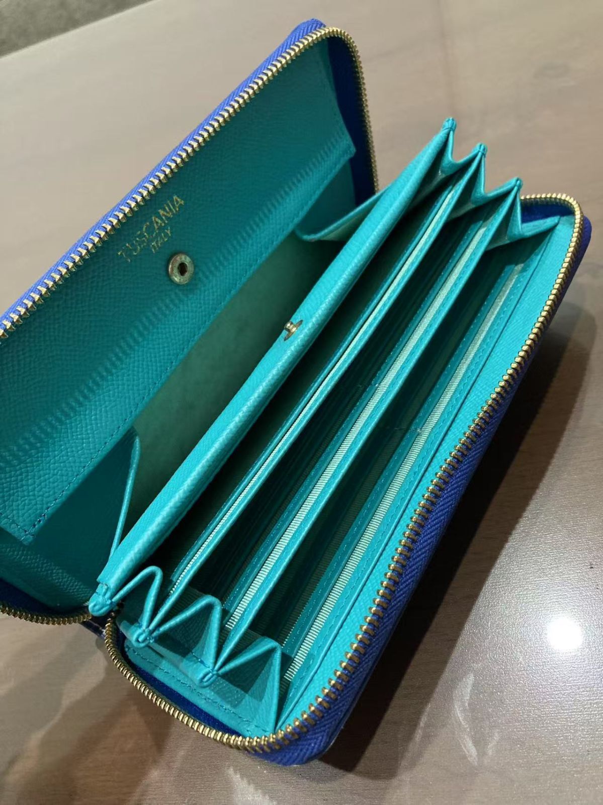中古美品正規品 TUSCANIA クロコ型押しレザー 長財布 ラウンド