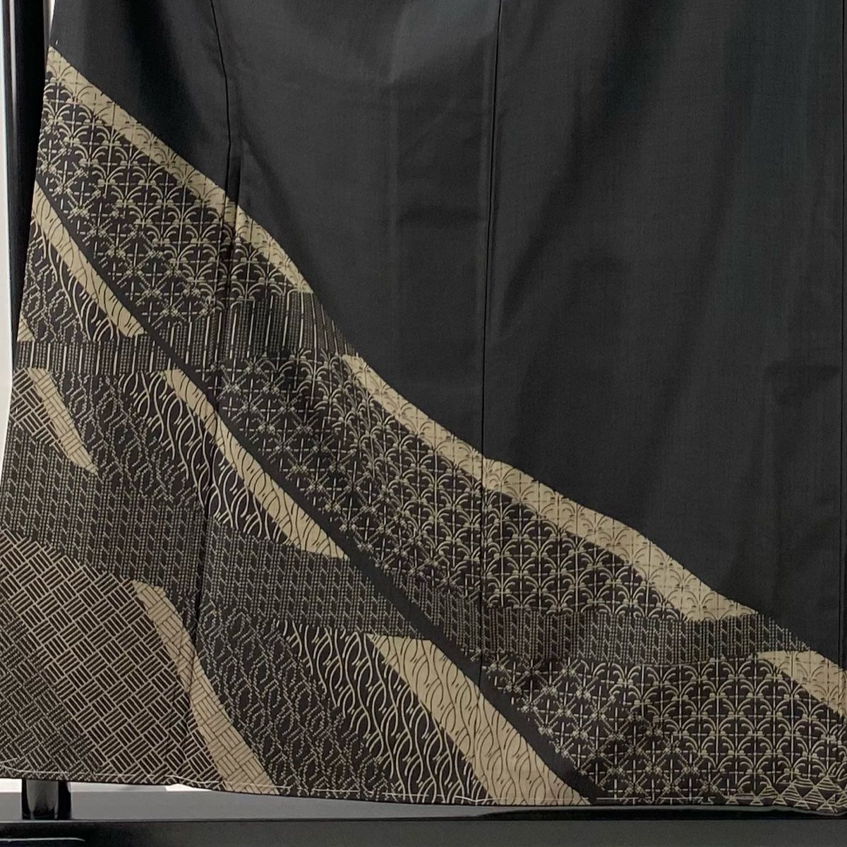 付下げ 身丈158cm 裄丈67cm M 袷 大島紬 純泥染 証紙 幾何学 墨色 正絹 名品