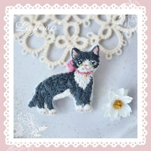 猫刺繍 ハチワレ白黒猫ちゃんブローチ ピンクリボン - メルカリ