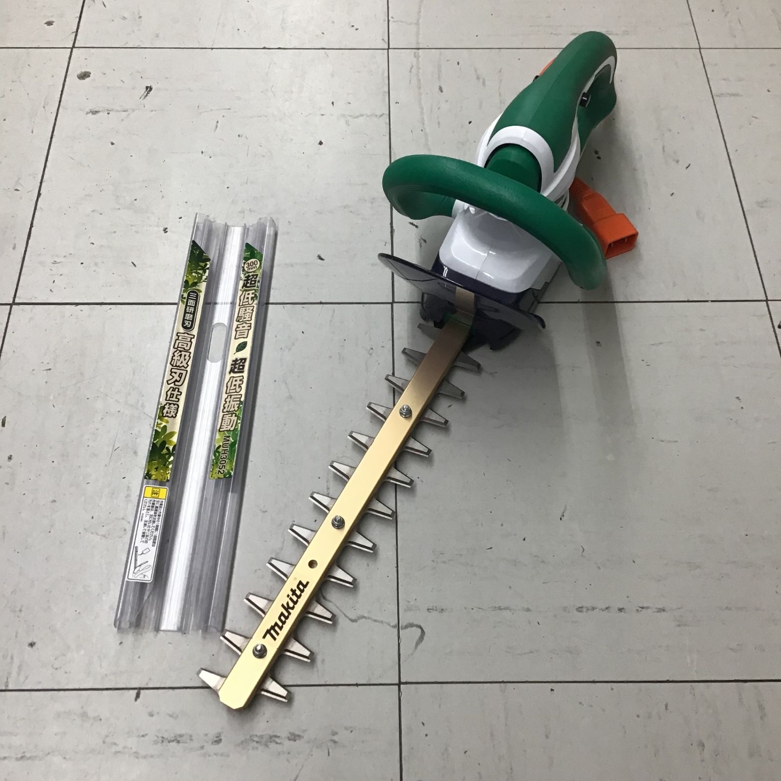 中古美品】マキタ/makita 生垣バリカン 刈込幅300mm MUH3052 【鴻巣店 