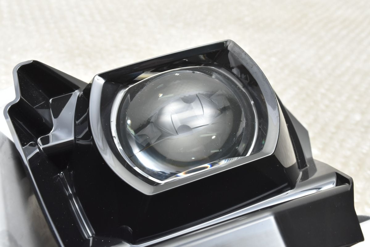 美品】トヨタ ヤリスクロス 純正 LED 2眼 ヘッドライト 最高 左側 助手