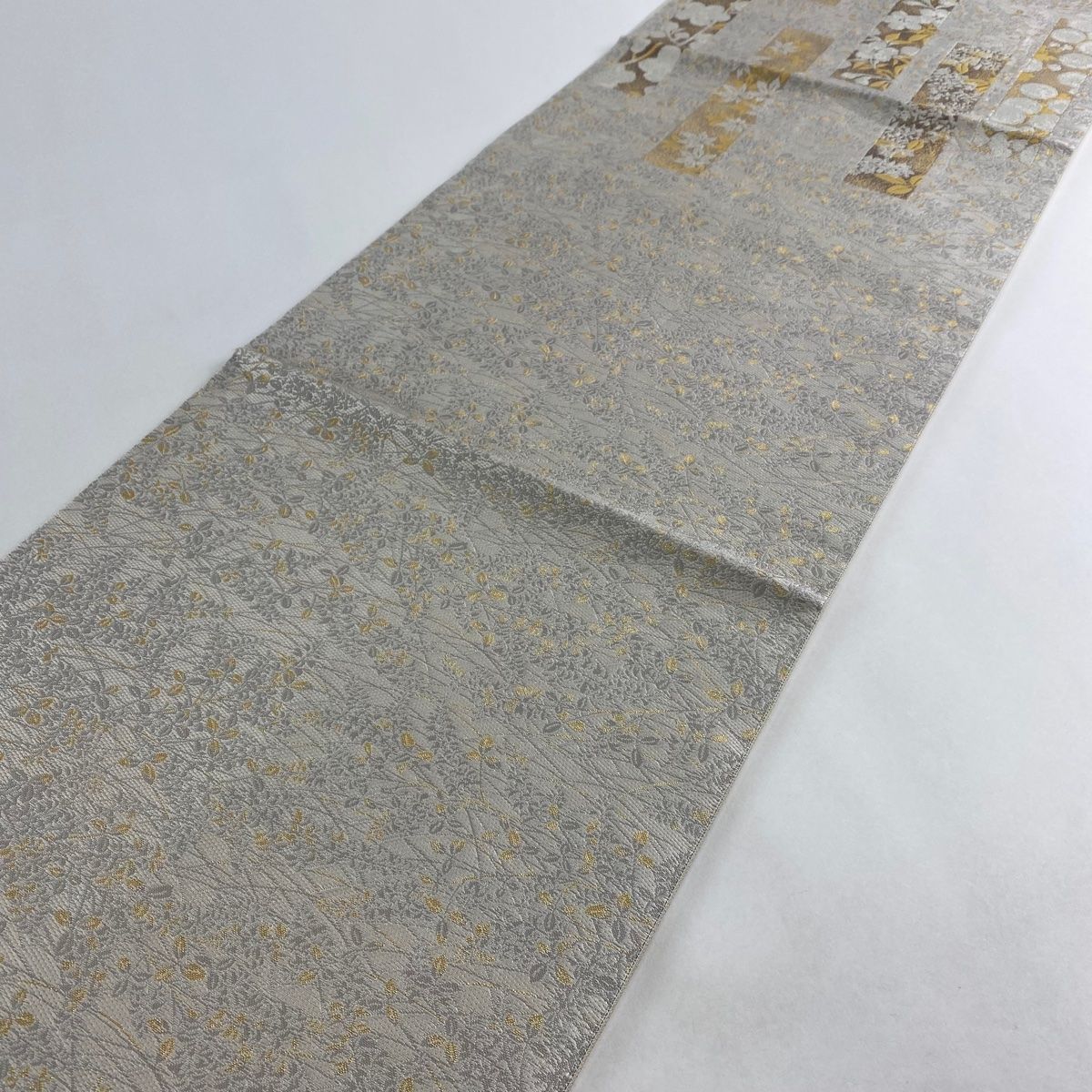 袋帯 美品 名品 短冊 草花 銀糸 箔 ベージュ 六通 正絹 【中古 