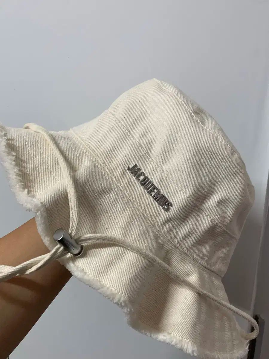 Jacquemus ジャックムス または ボブ アーティチョーク バケットハット アイボリー 60