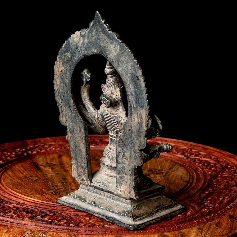 重厚なブラス製