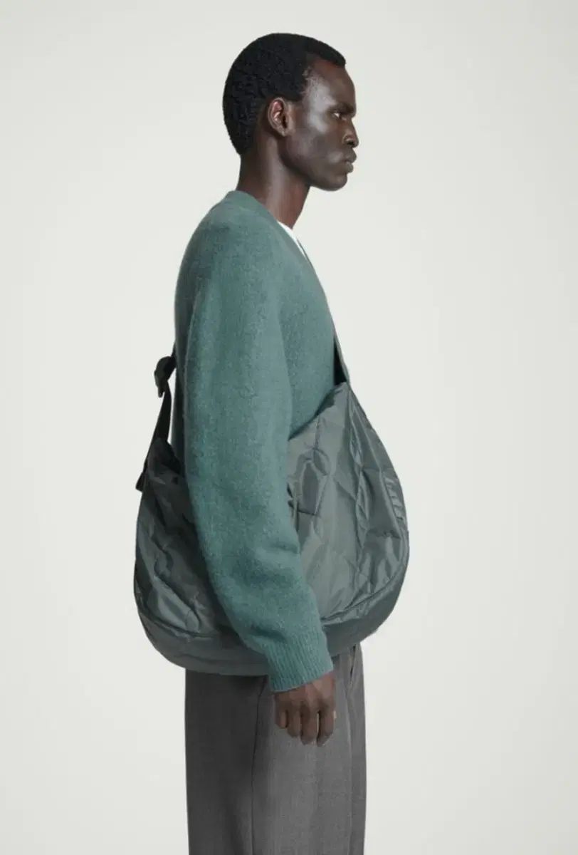 COS キルティング クロスボディーバッグ