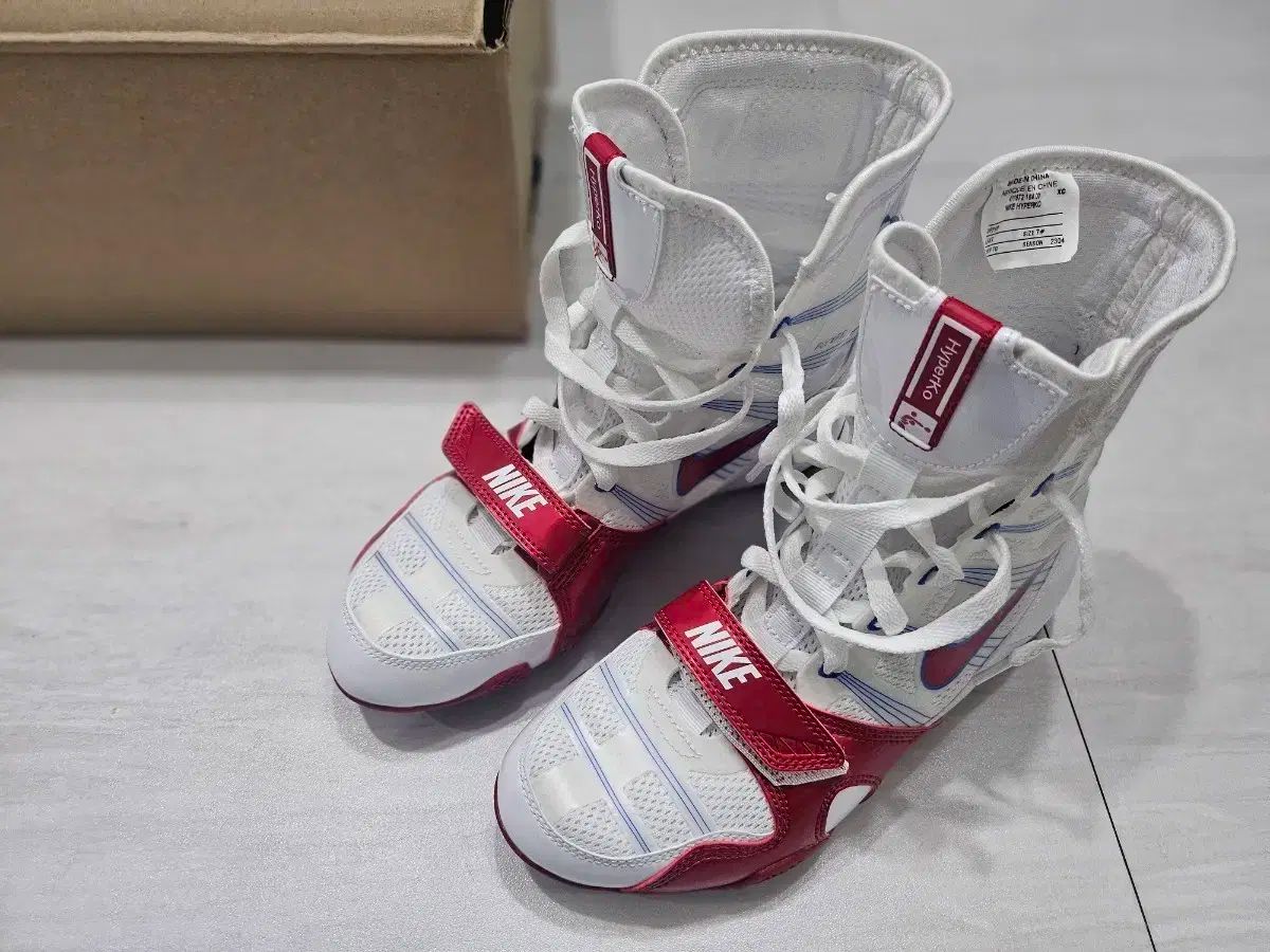 NIKE ボクシングシューズ レッド/ホワイト 新品・未使用】ボクシング