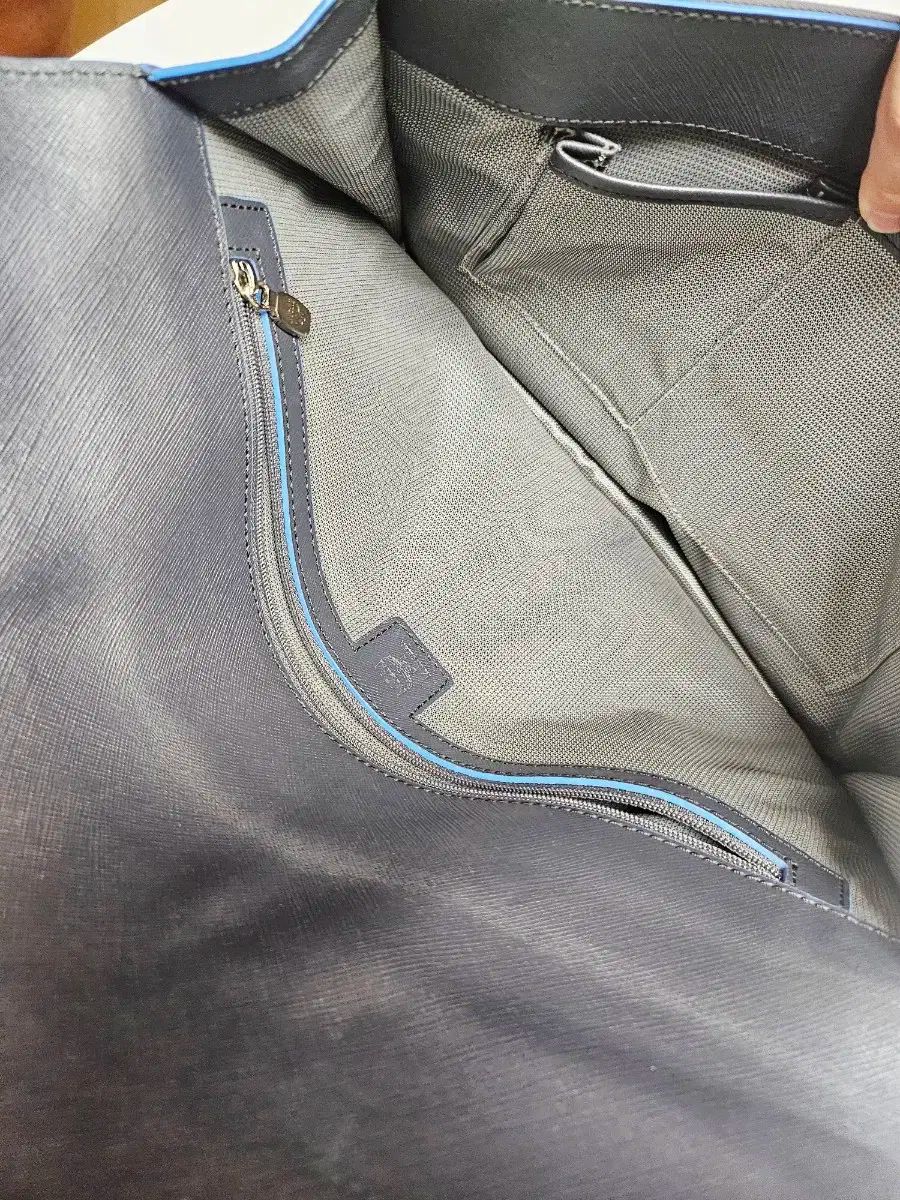 MCM ロビンソン ドキュメント ケース クラッチバッグ KARIMZIABAT_FR