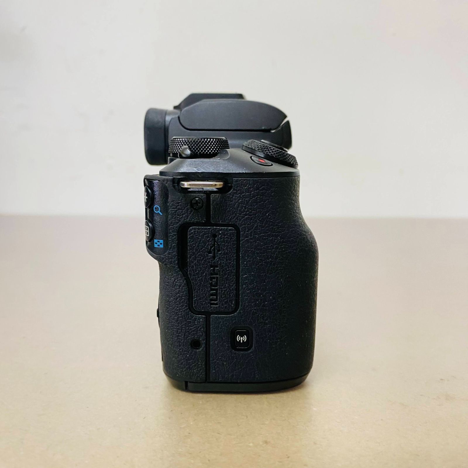 キャノン 　Canon EOS Kiss M　ブラック 　EF-M 15-45mm  F 3.5-6.3 　IS STM 　レンズキット 充電器、バッテリー付属 C2114  80サイズ発送