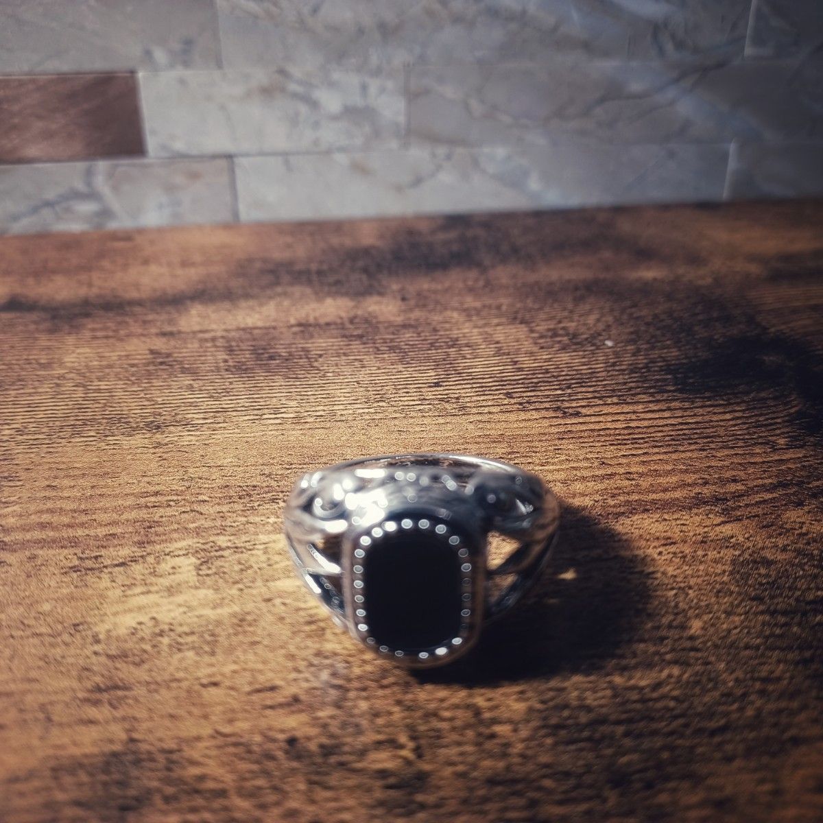珍しい 新品 ラグジュアリー  彫メンズ 指輪 シルバー ブラック オニキス風