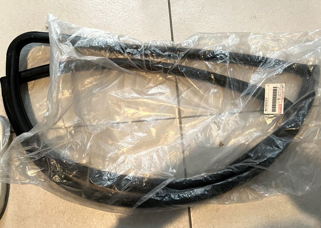 新品 トヨタ純正品 セリカ リアウィンドウ ウェザーストリップ リアゲート 新品 トヨタ純正品 セリカ リアウィンドウ ウェザーストリップ