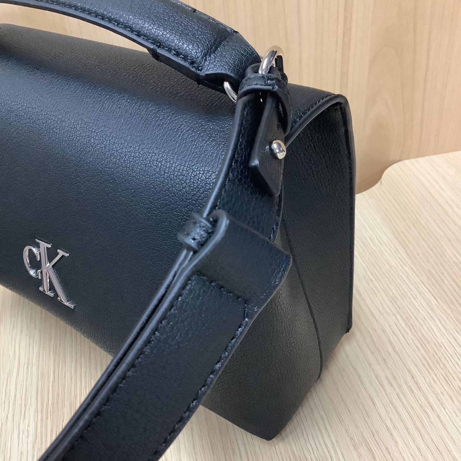 美品】Calvin Klein メタルモノグラムトップハンドルバッグ - メルカリ
