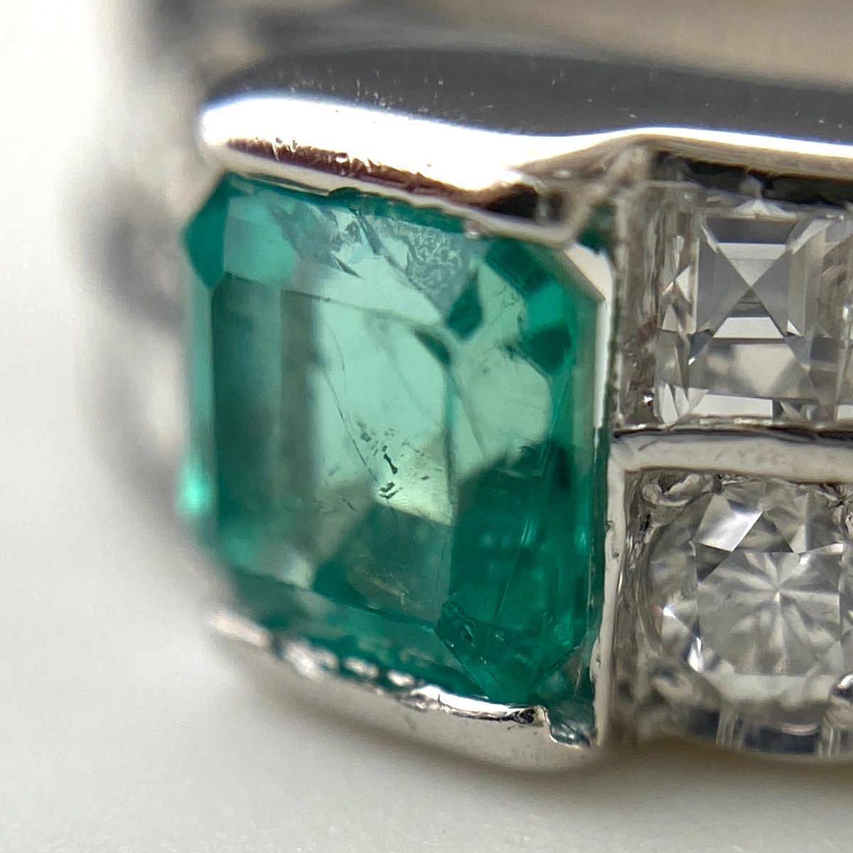 エメラルド デザインリング プラチナ 指輪 メレダイヤ リング 10.5号  