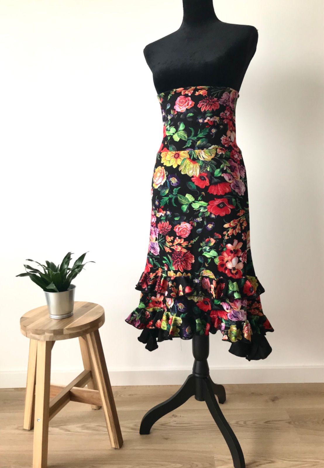 フラメンコ ショート丈 練習ファルダ ベージュxマルチカラー花柄 2段ボランテ フラメンコ ショート丈練習ファルダ 2段ボランテ マルチカラー花柄