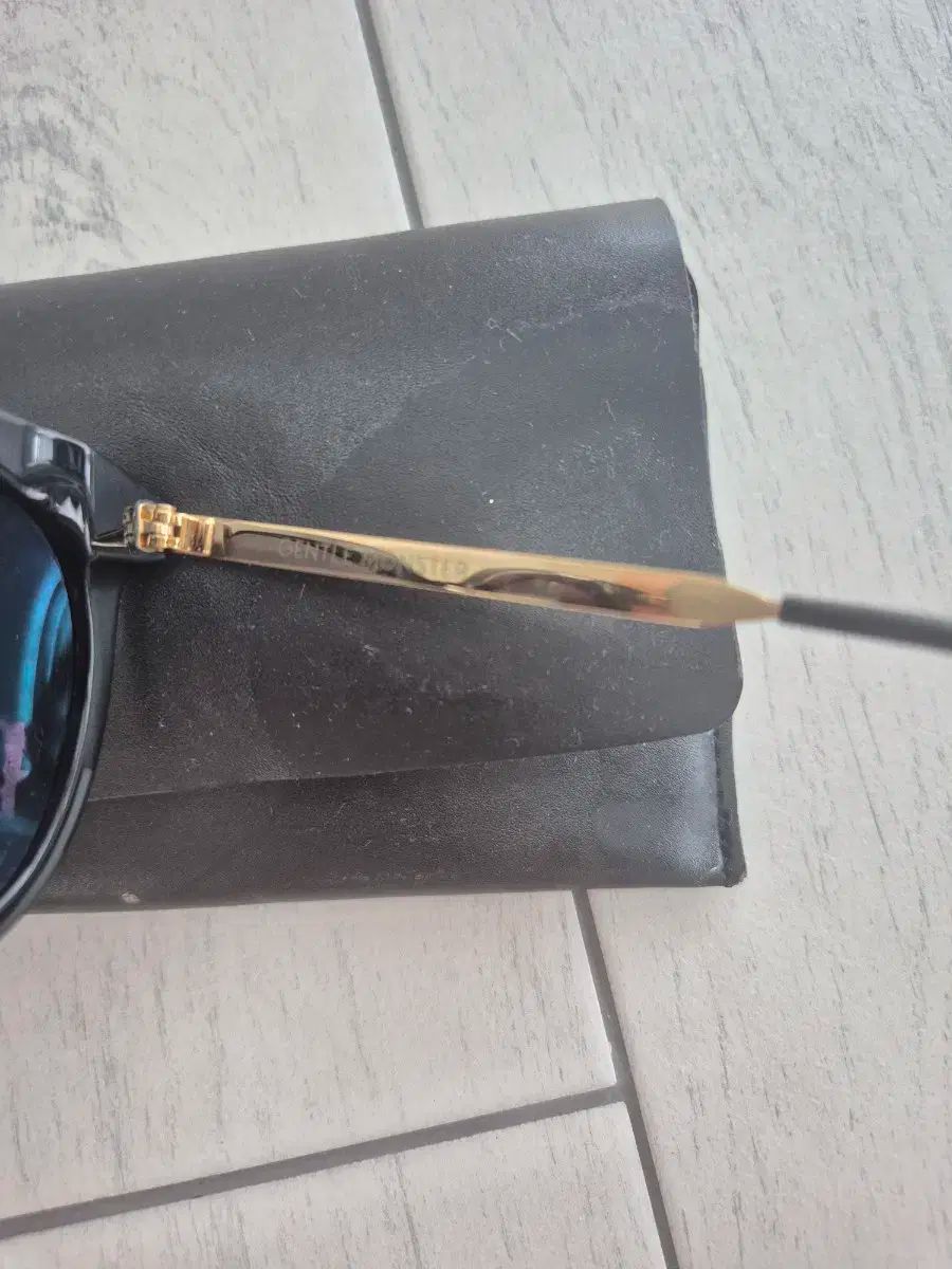 ジェントル・モンスター サングラス ブラック ケース FLATBA/Her