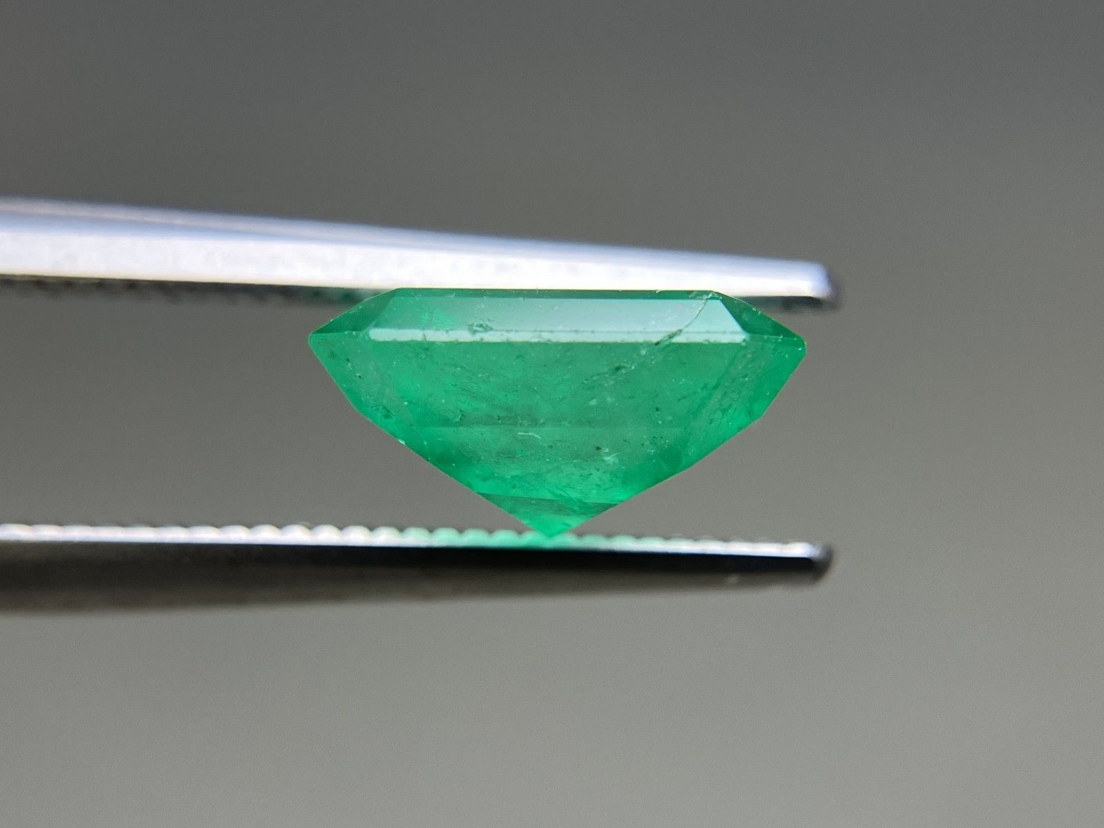 天然エメラルド　9.37ctルース エメラルド 天然 2.979ct 中央宝石ソーティング付き 9.55㎜×8.83