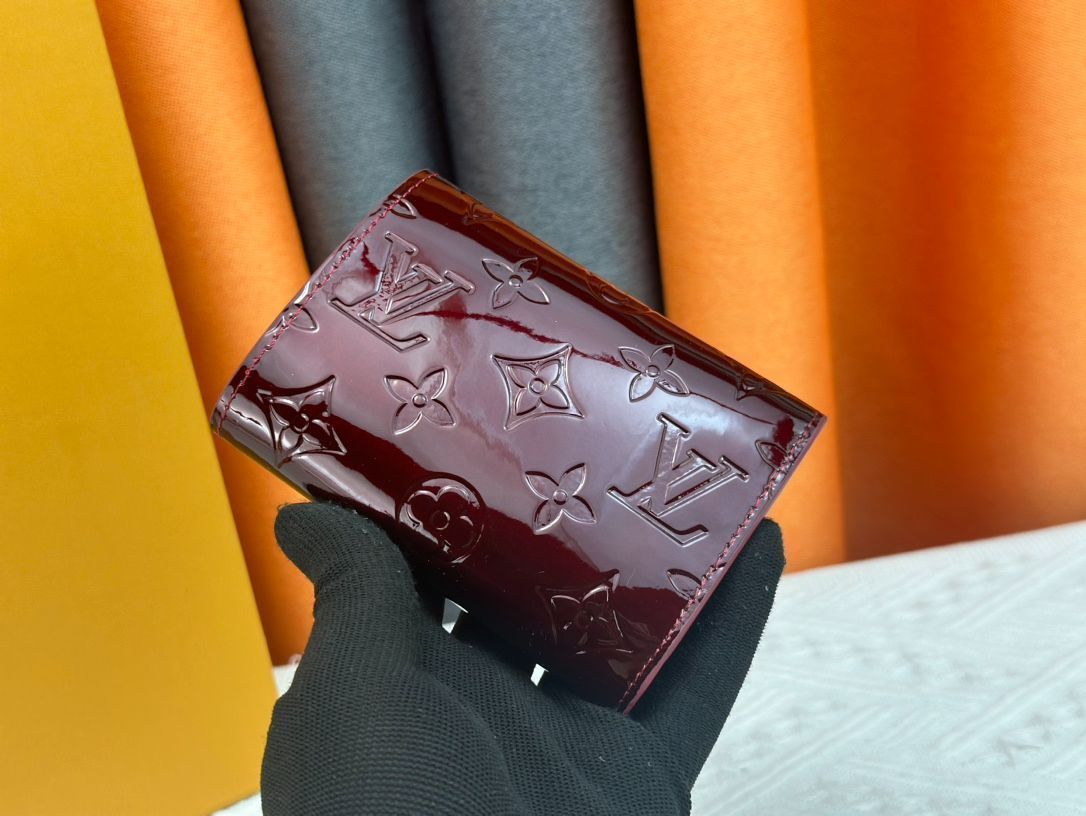 LVルイ ヴィトン 財布 エナメルMonogram Unplantレザー Portefeuille Victorine” コンパクトだがコインや紙幣ポケット 6つのカードスロットなど実用的な機能を持つエンベロープ型財布 -MM輸入