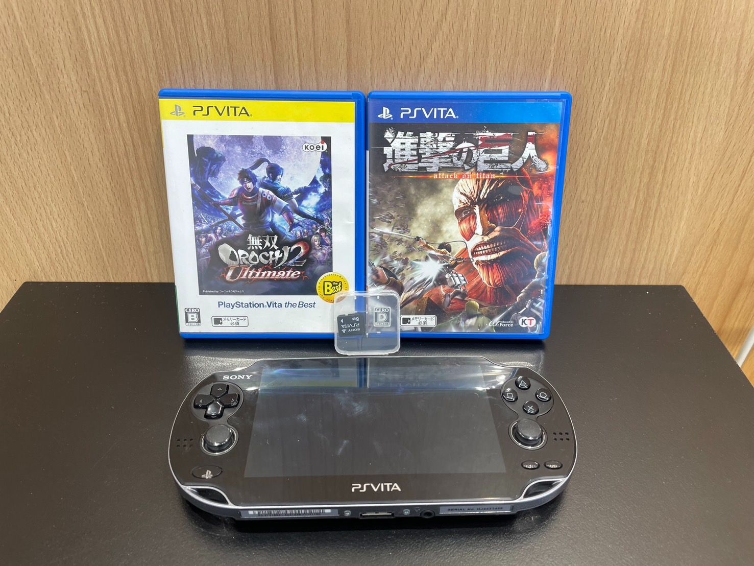 【ソフト2点付き】PSVITA（PHC-1100）黒　本体　進撃の巨人　無双OROCHI2　KIDA241243304