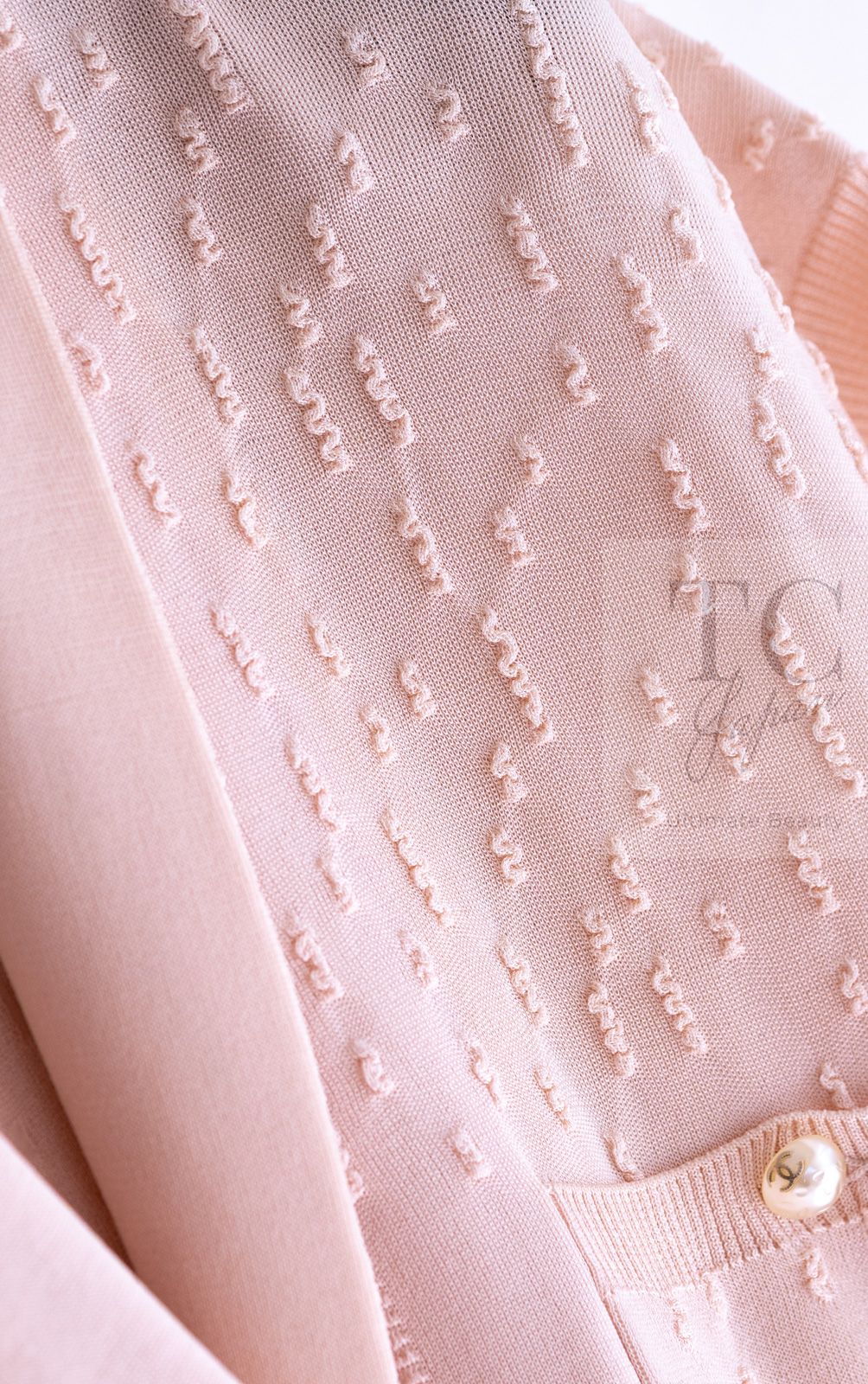 CHANEL - シャネル カーディガン CHANEL ベビー ピンク ココマーク CC ロゴ パール ボタン ニット ランウェイ登場 カール・ラガーフェルド作品 36 シャネル カーディガン CHANEL ベビー ピンク ココマーク CC