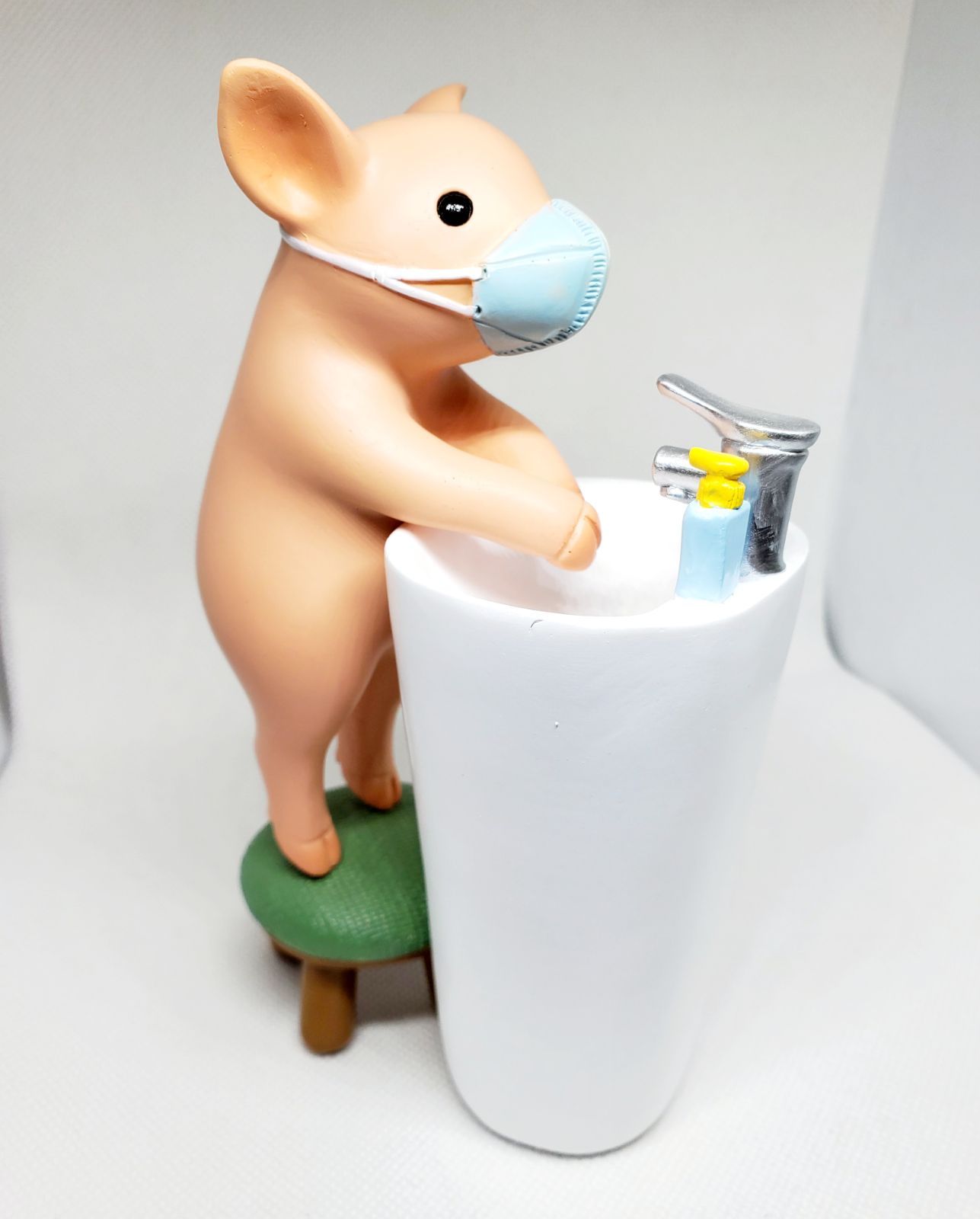 手洗いするブタさん