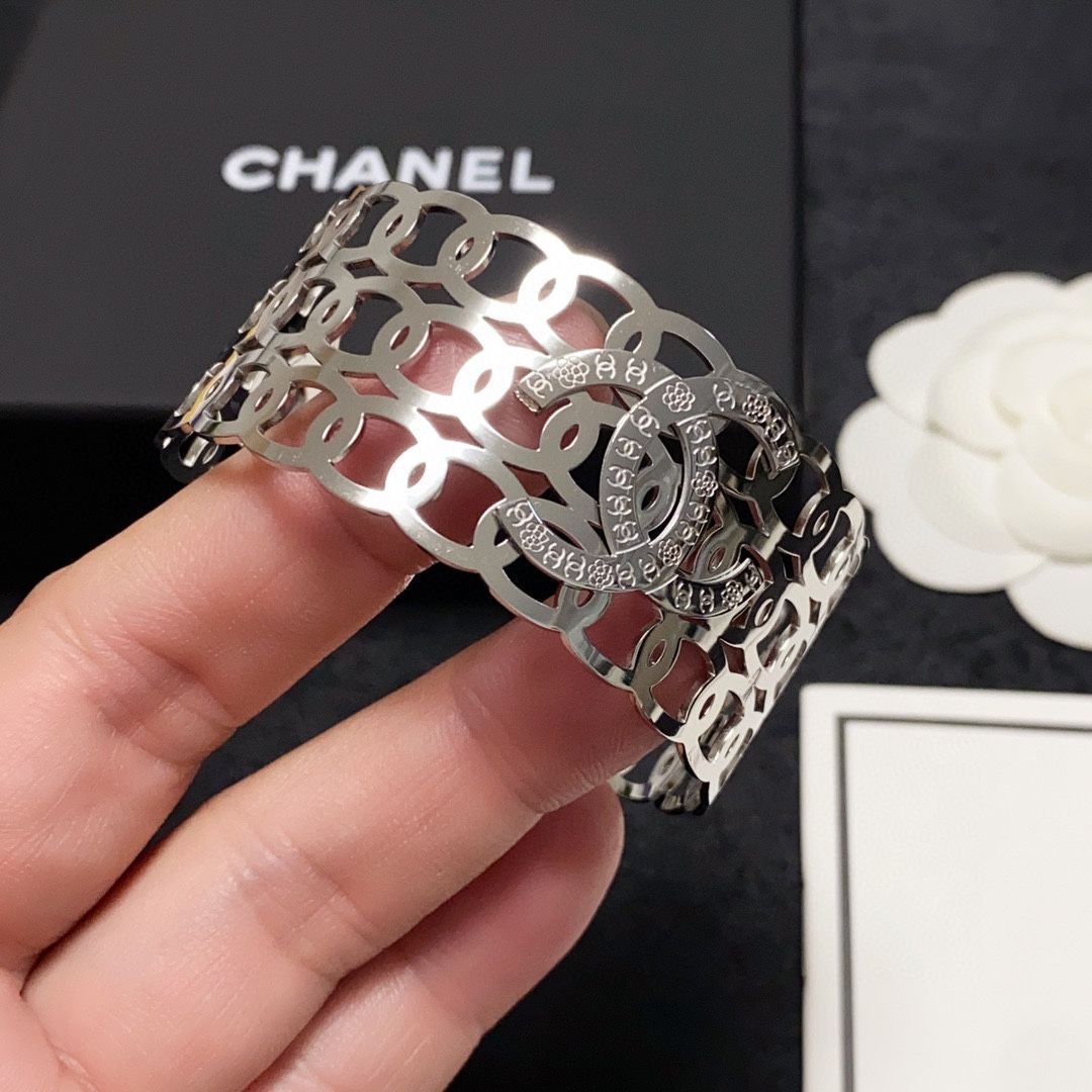 今日特価】CHANEL シャネル 新モデル ダブル C 透かし編み幅広
