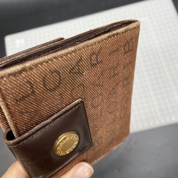 未使用✨ブルガリ　 レザー　二つ折り財布　 Wホックウォレット ブラウン 未使用✨ブルガリ レザー 二つ折り財布 ブラウン系