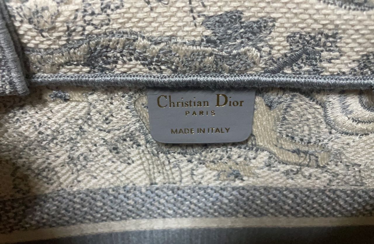 本日限定価格?Dior Book Tote バッグ ミディアム - メルカリ