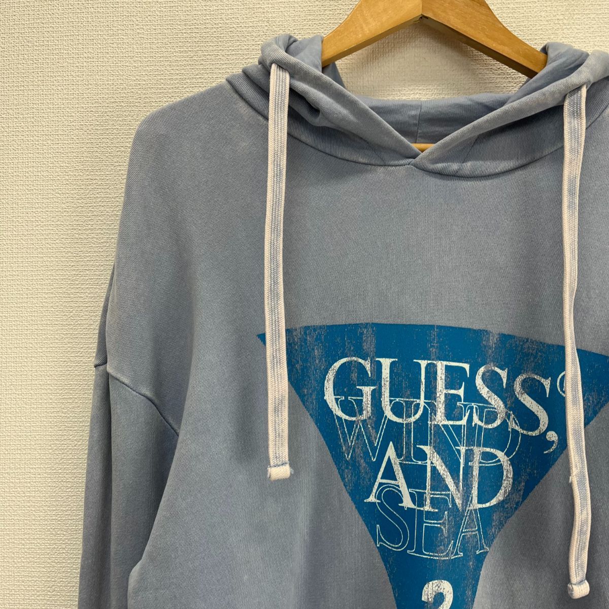 【GUESS✖︎WIND AND SEA】OVERSIZEパーカーブルーLサイズ パーカー [GUESS x WIND AND SEA] Oversized Triangle Logo Dyeing