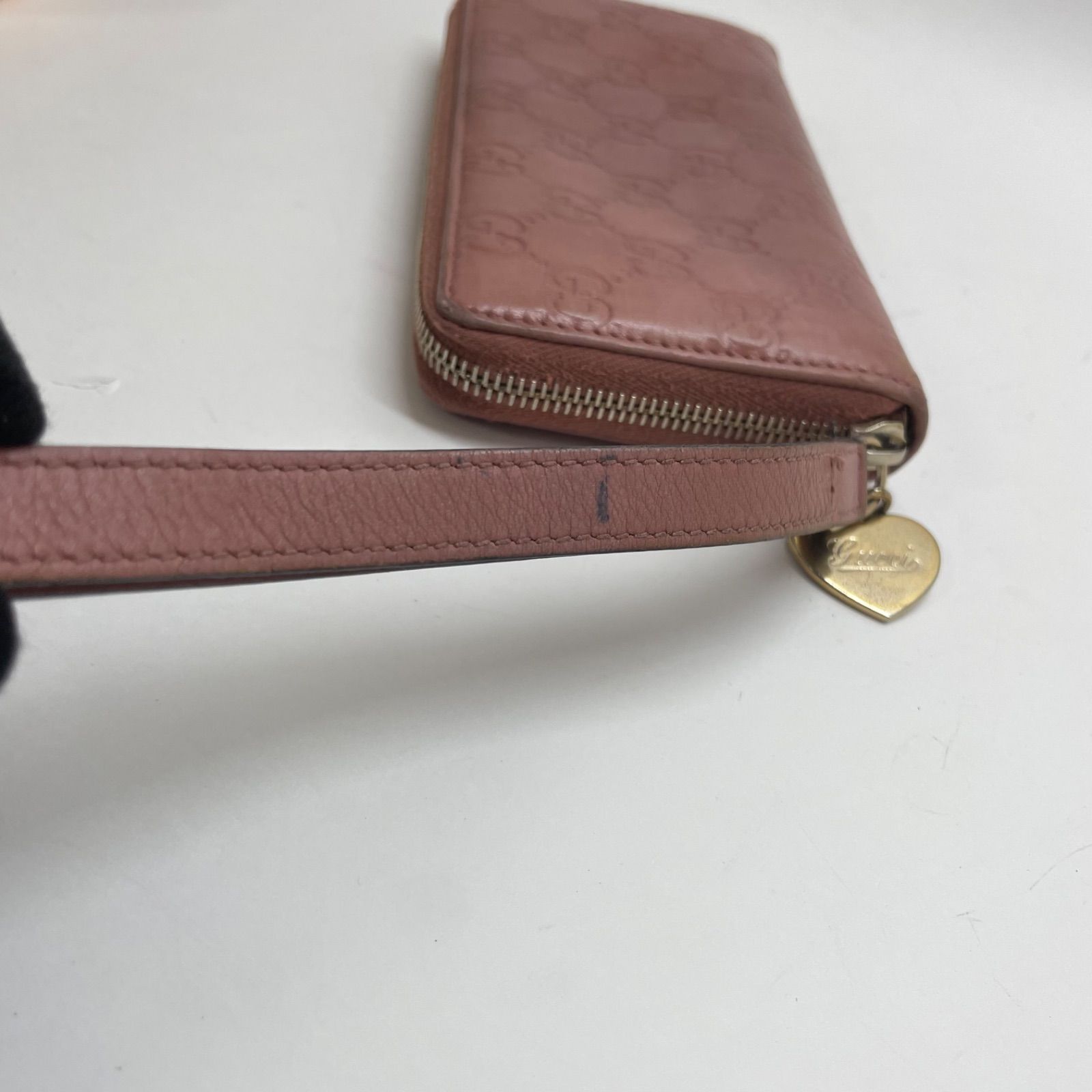 1475 グッチ 長財布 シマレザー ピンク チャーム付き ラウンドファスナー 1475 GUCCI グッチ 長財布 シマレザー ピンク チャーム付き