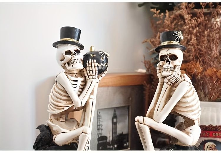 ハロウィン装飾 置物 ハロウィングッズ インテリア オーナメント 室内 屋内 リビング ダイニング 装飾 飾り お墓とかぼちゃの上に座っているガイコツ スカル ホラー ユニーク おしゃれ イベント 樹脂 ギフト プレゼント