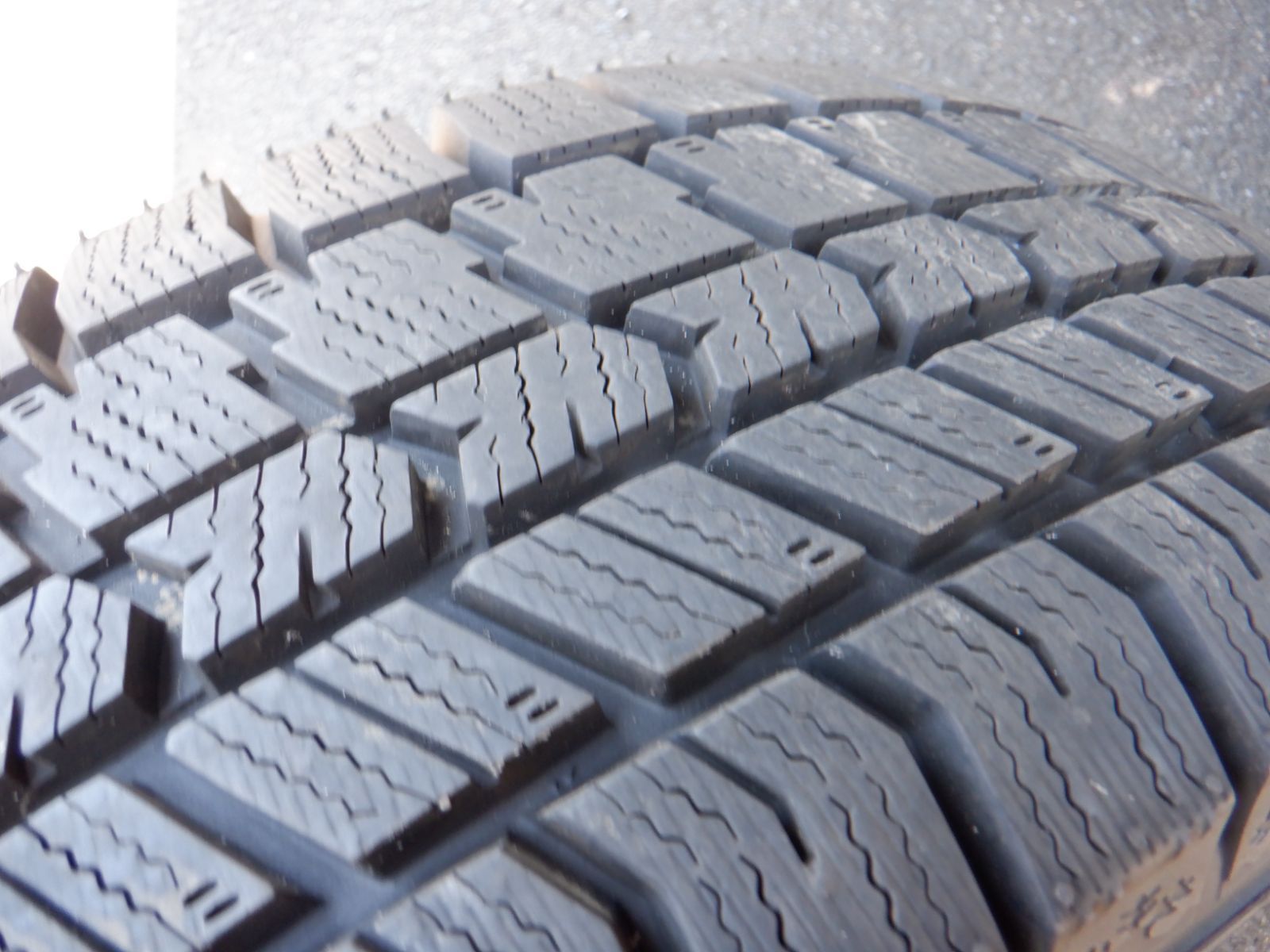 未使用に近い 185/65R15 グッドイヤー アイスナビ8 2024年製 4 未使用に近い 185/65R15 グッドイヤー アイスナビ8 2024年製 4