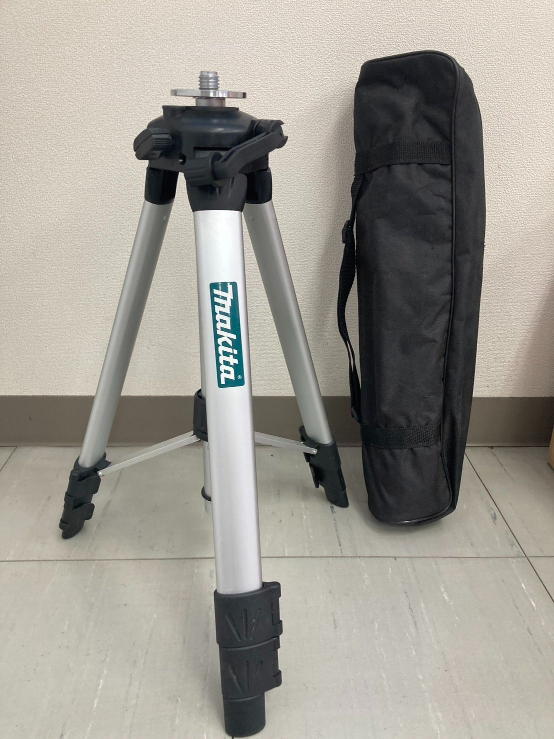 マキタ 充電式屋内･屋外兼用墨出し器 SK40GD 三脚付