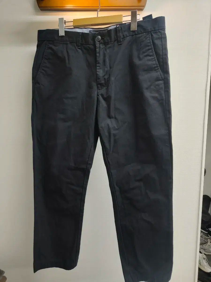 36 Tommy Hilfiger トミーヒルフィガー 黒 チノ パンツ