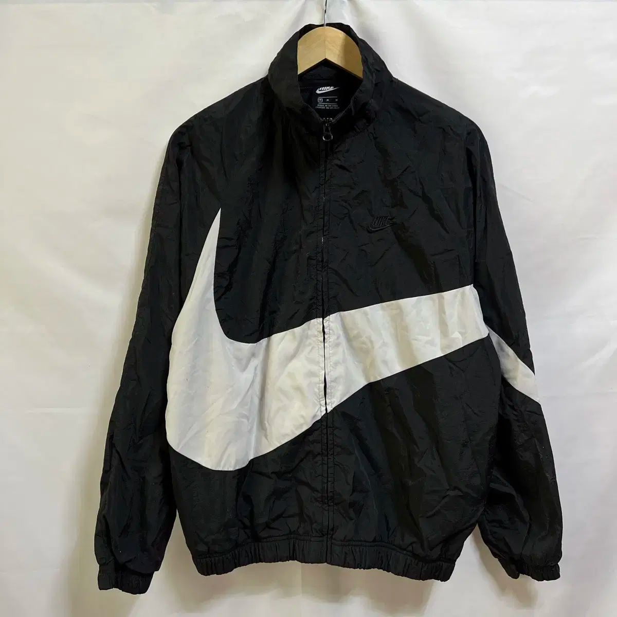 純正品/ L Nike(ナイキ） ビックスウォッシュ ブラックホワイト ウーブン ウインドブレーカー