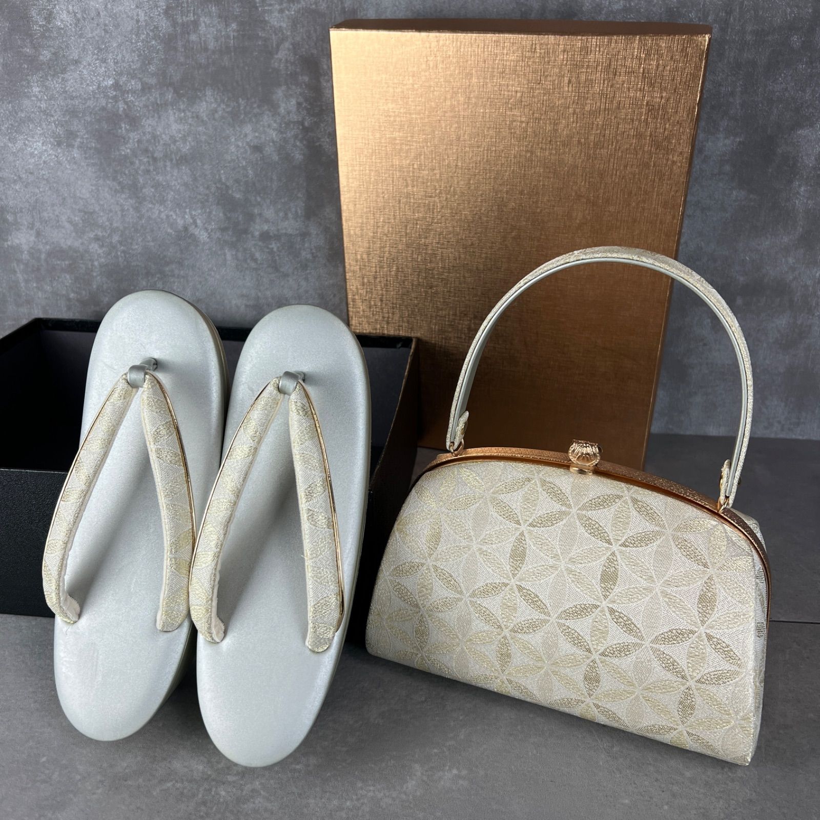 フォローで20％割クーポン配布中 世美庵 シルバー ゴールド系 合皮 レザー レディース草履 バッグ セット 女性 和装 和服 礼装 成人式 振袖 卒業式 入学式 冠婚葬祭 式典 結婚式 靴 鞄 ハンドバッグ ポーチ 25A8290SR0000-06