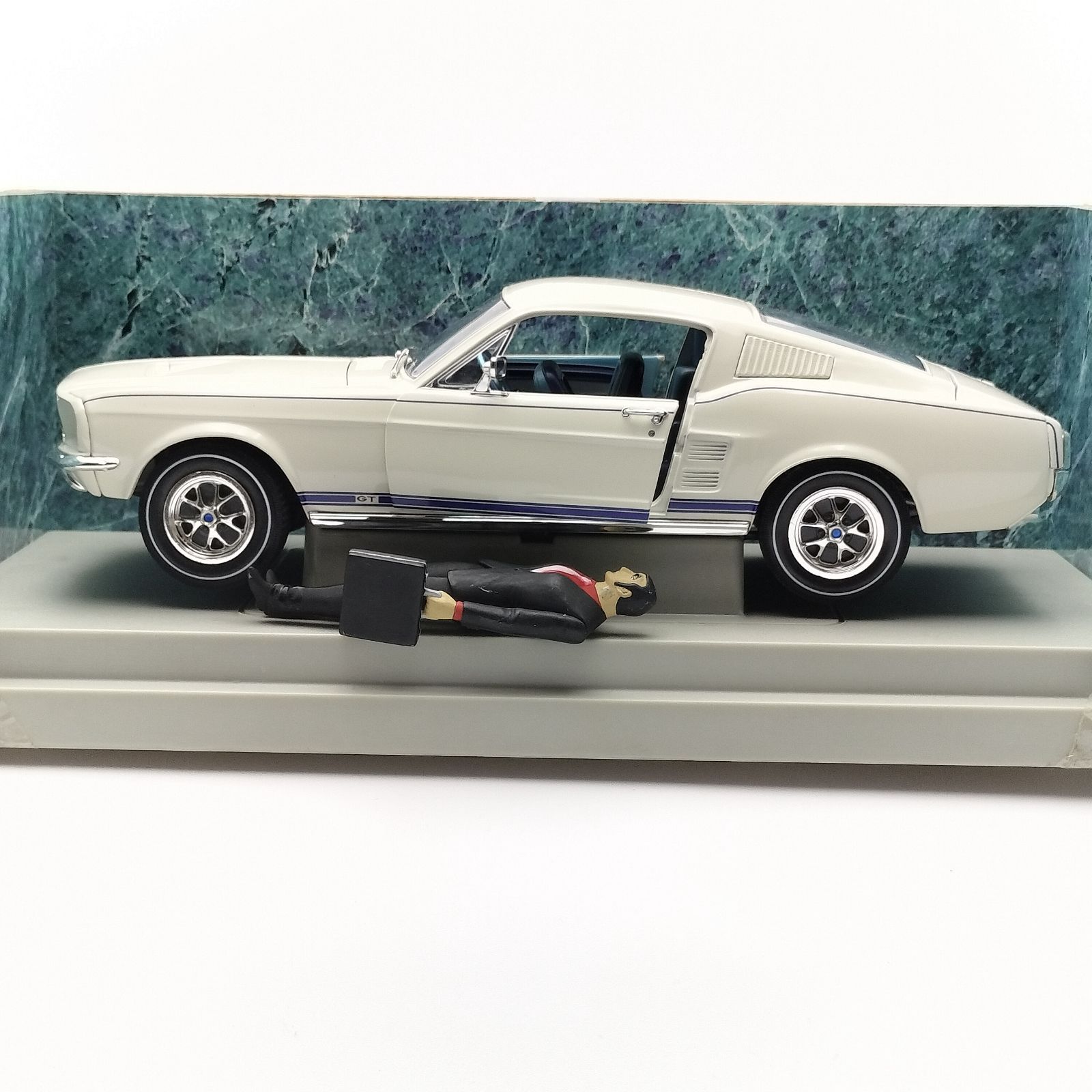 【車体のみ】オートアート 1/18 フォード・マスタングGT ミニカー Amazon | 1/18 オートアート フォード マスタング GT 2004