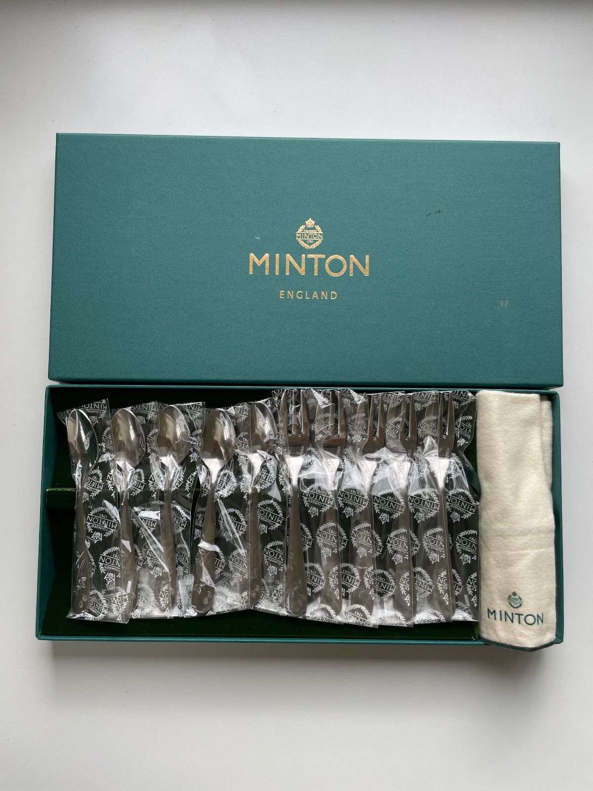 MINTON(ミントン) VICTORIA STRAWBERRY(ヴィクトリア ストロベリー)ティースプーン&ケーキフォーク 10本セット ファブリックケース付