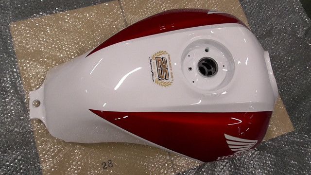 CB400SF VTEC REVO NC42 の ガソリンタンク:#1699579410 - メルカリ