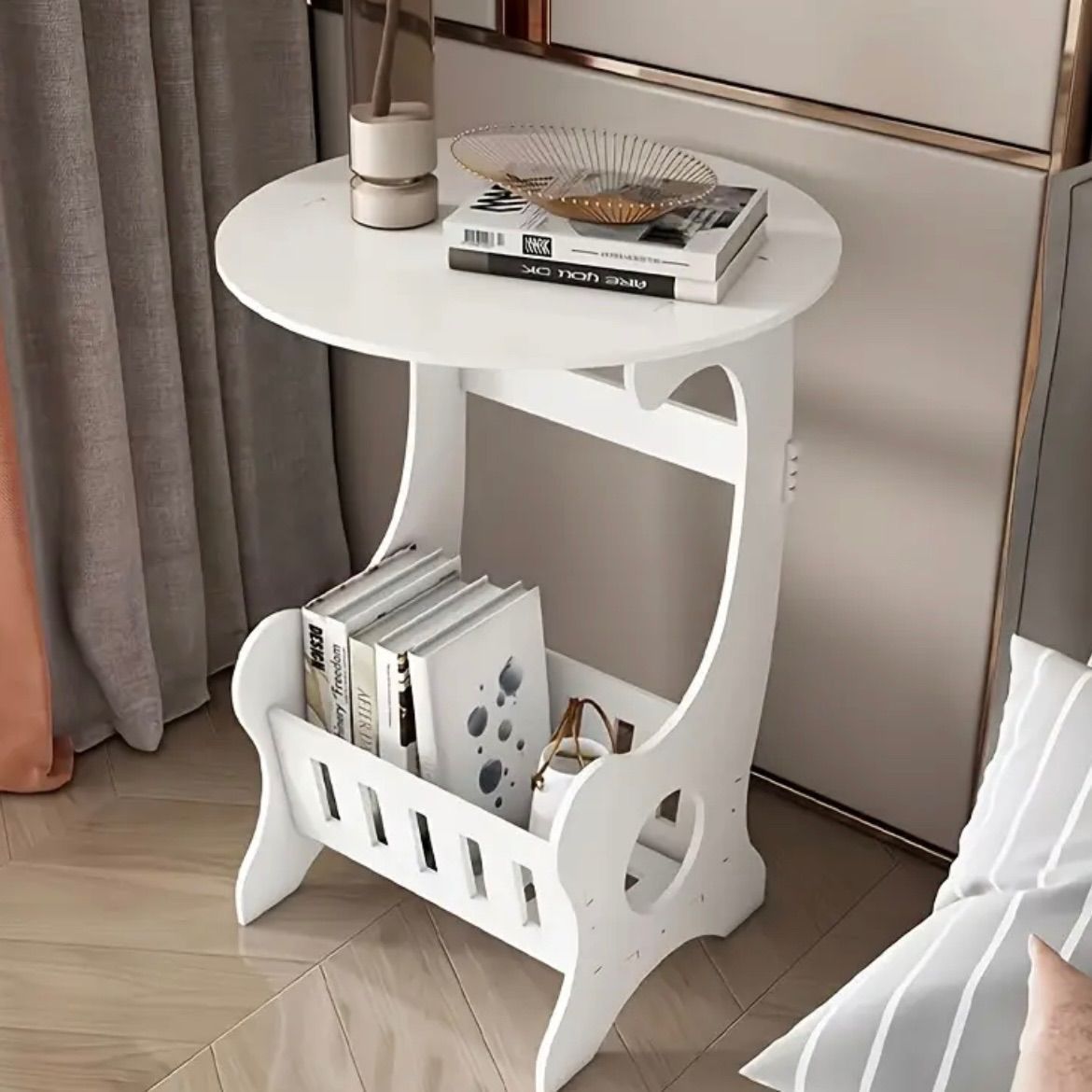 ナイトテーブル サイドテーブル ベッドサイド テーブル テーブル 本 雑誌 収納付き 収納 ミニラウンドサイドテーブル 耐久性 プラスチック リビングルーム ダイニングルーム アクセント 家具 かわいい おしゃれ ユニーク リモコン 北欧モ ダン