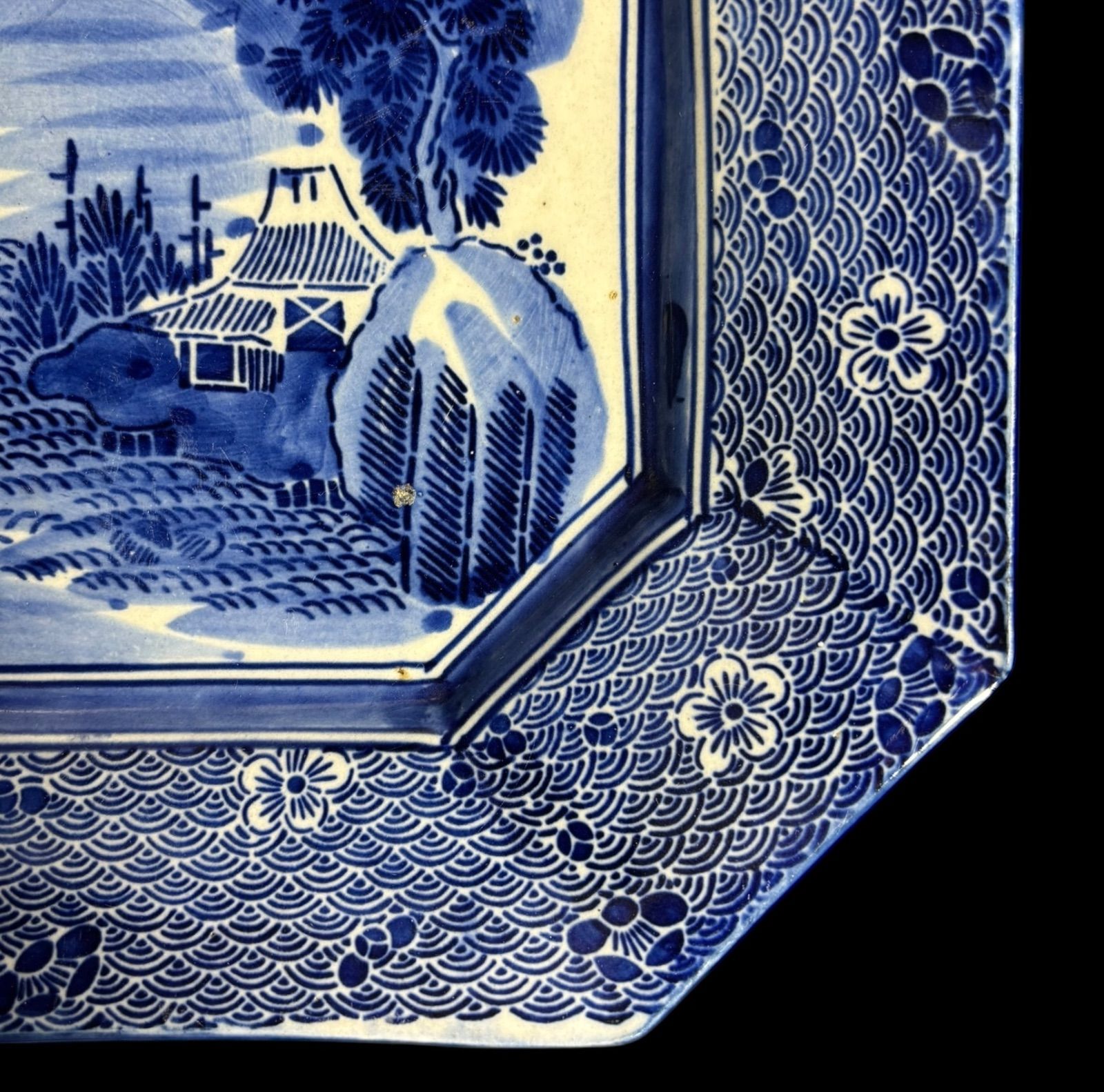 美品　古伊万里　陶器　年代物　盛り皿　角皿　八角絵皿　線画　山水の絵柄が素敵な 美品 古伊万里 陶器 年代物 盛り皿 角皿 八角絵皿 線画 山水