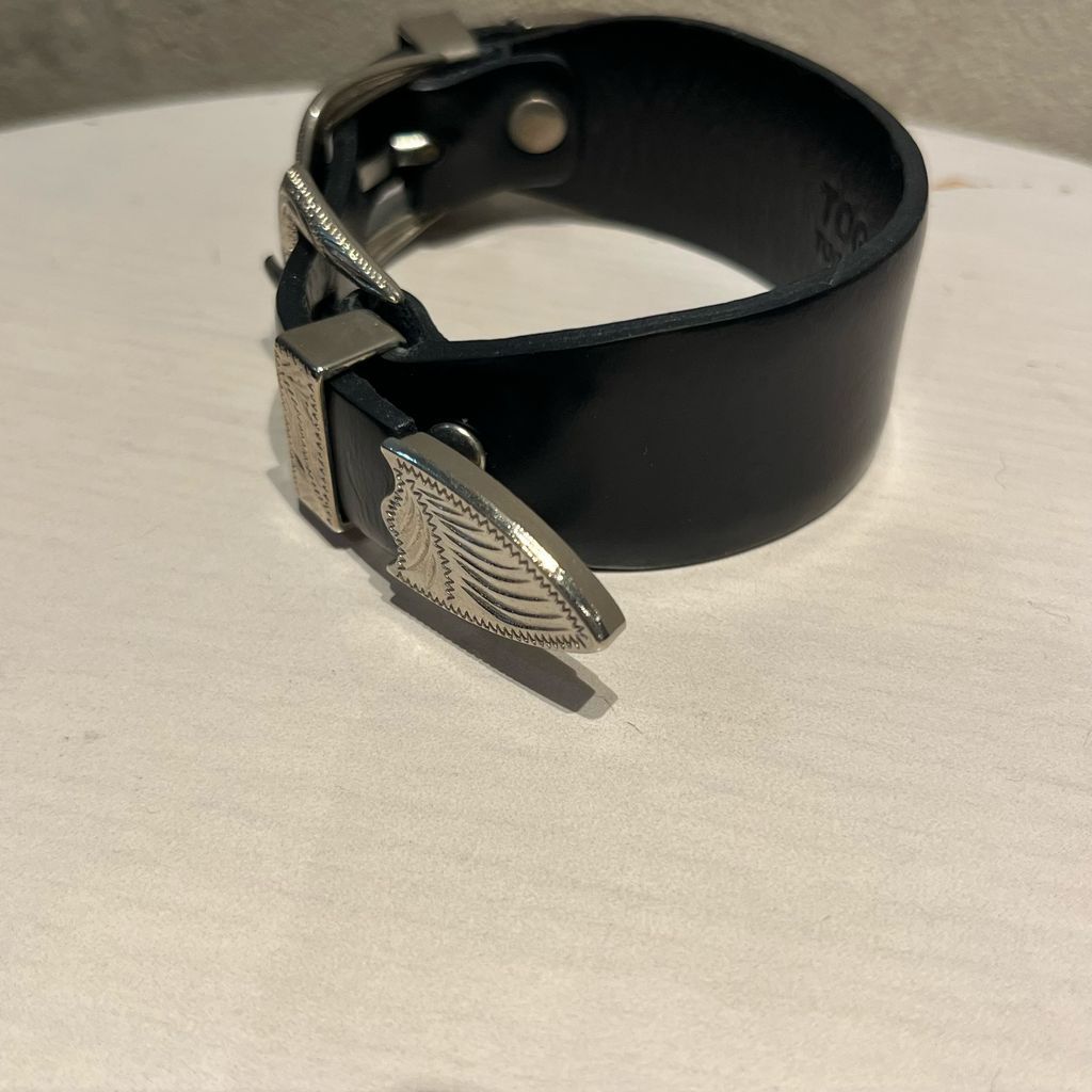 あや　TOGA PULLA シルバー装飾レザーバングル TOGA PULLA（トーガ プルラ）の「TOGA PULLA Beads leather